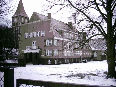 Szkoła w Zalewie zimą. Autor Jarek http://zalewo.prv.pl/